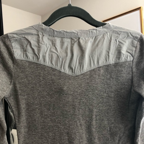 BUTTON FRONT LONG SLEEVE POCKET TEE IN GREY - Picture 5 of 7